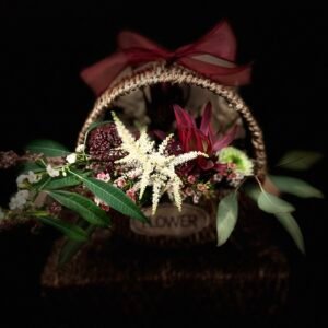 Aranjament floral in cos cu funda bordo