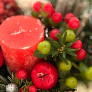 Aranjament de Crăciun cu lumânare roșie