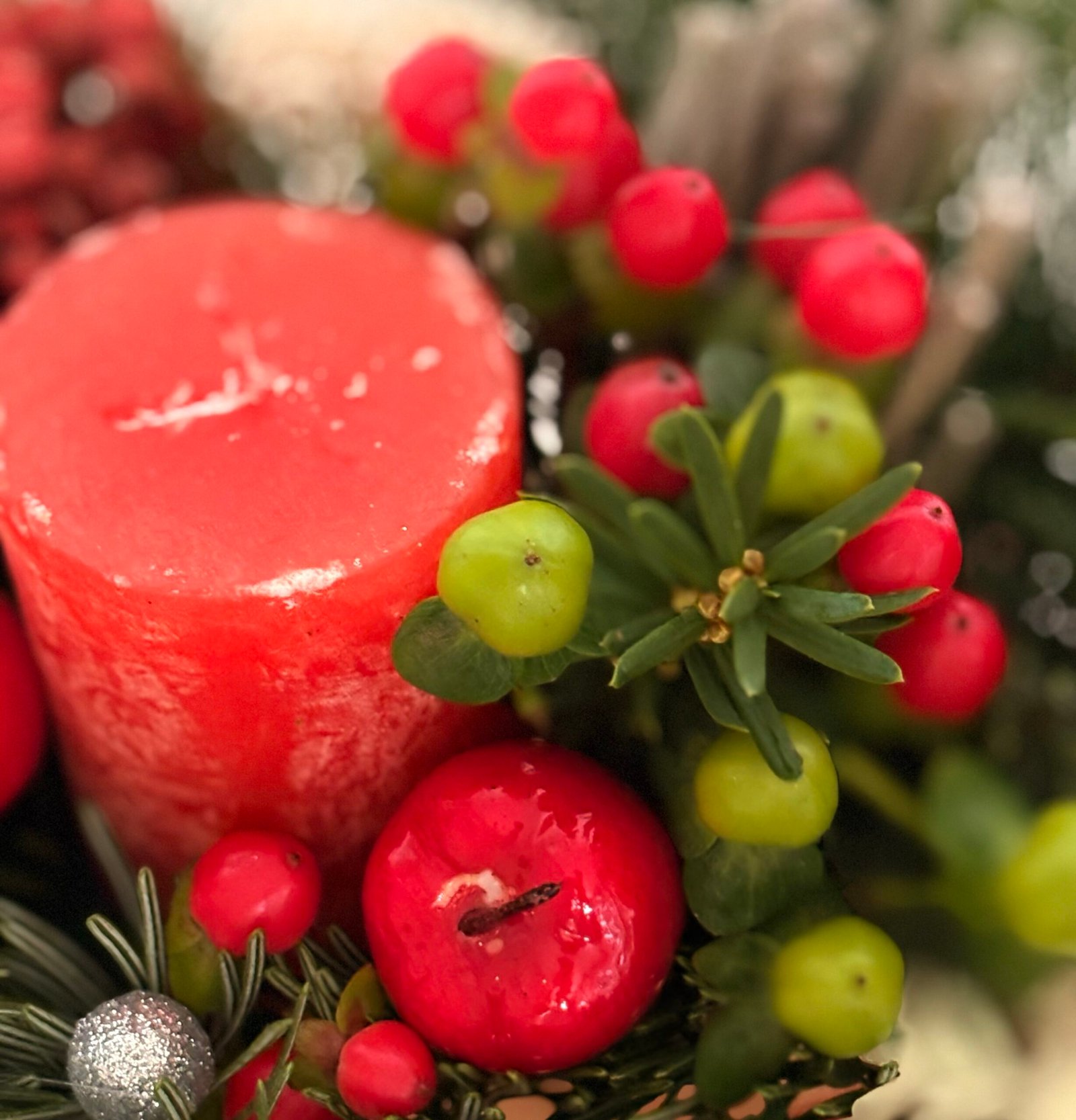 Aranjament de Crăciun cu lumânare roșie