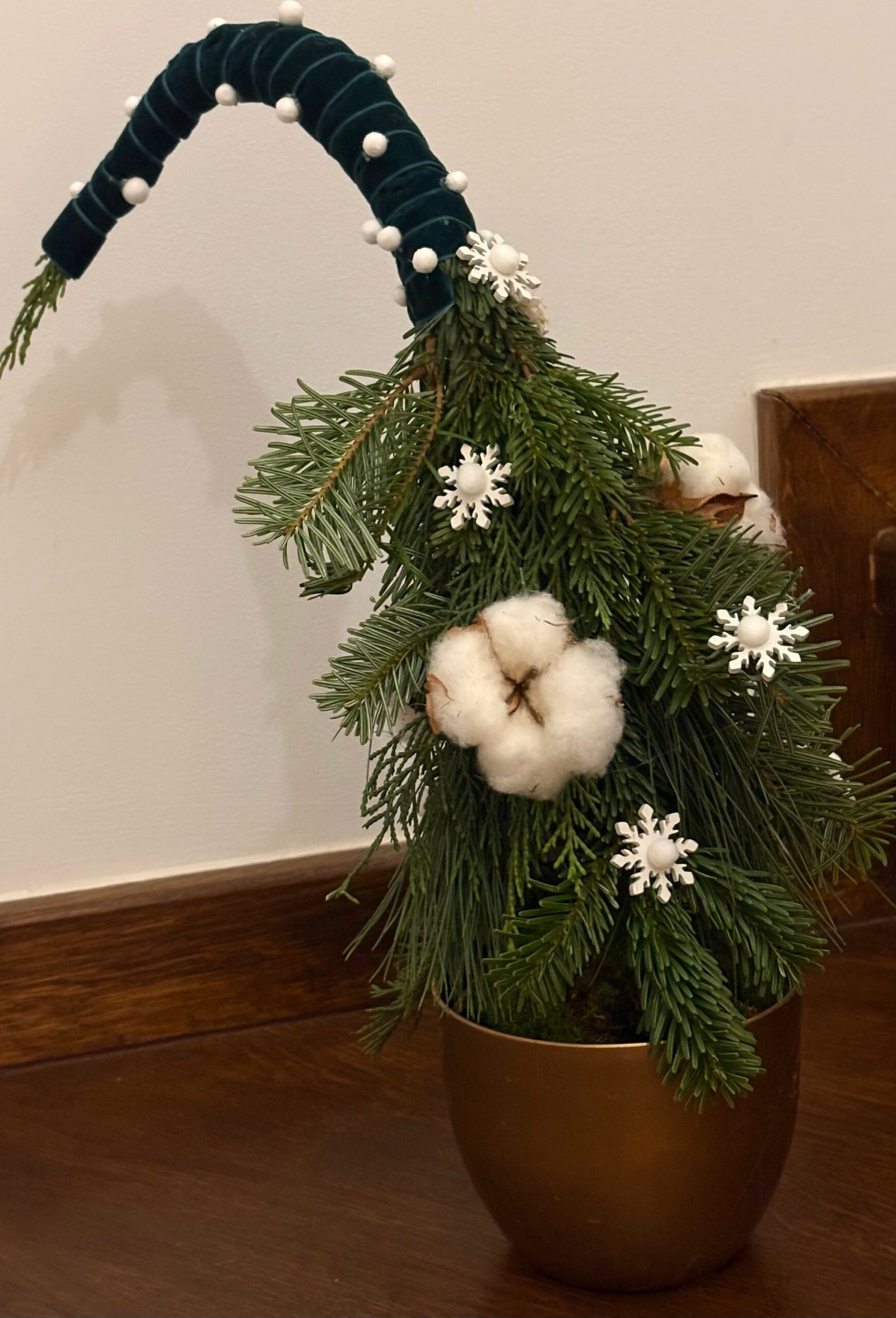 Aranjament tip Grinch Tree cu bumbac și stelute de zăpadă - imagine 4