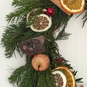 Coroniță de Crăciun din brad natural – cu portocale uscate și bumbac