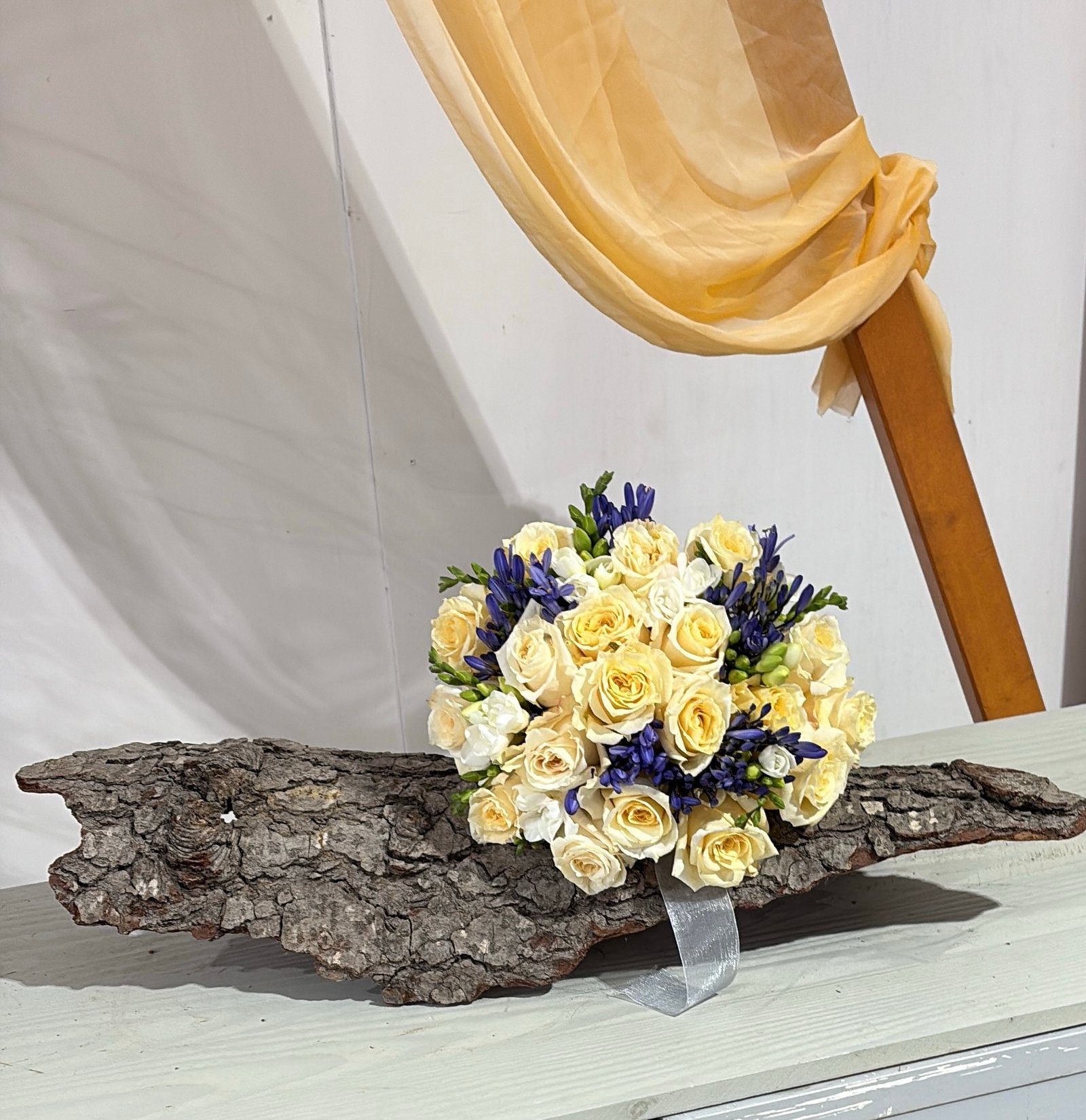 Buchet elegant „Ivory & Indigo” - imagine 2