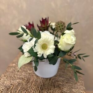 Aranjament floral cu garoafe albe