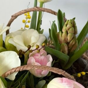 Aranjament floral “ Primăvară în Coș”