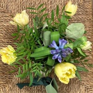 Ceașcă de Primăvară – Aranjament cu Zambilă și Lalele