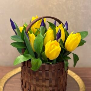 Cosulet de Primavara cu lalele si iris