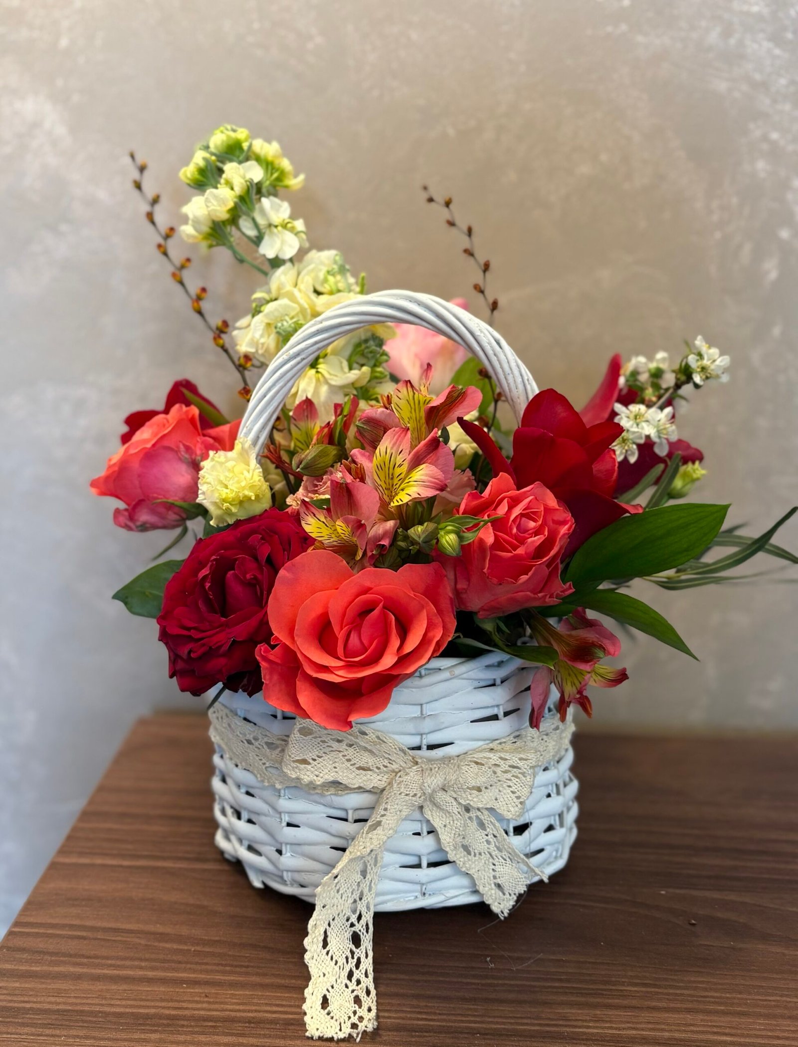 Coș Floral „Farmec Romantic” - imagine 3