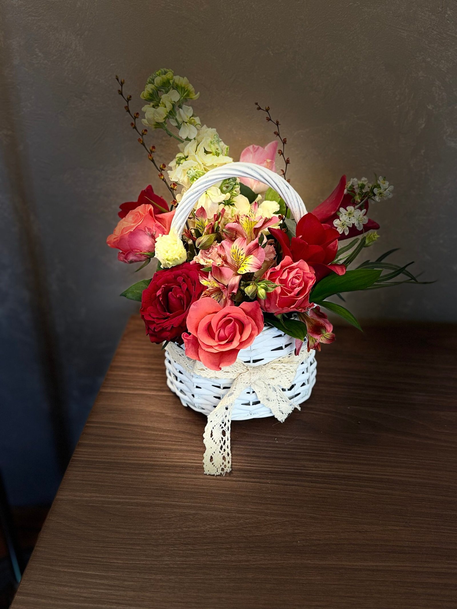 Coș Floral „Farmec Romantic”