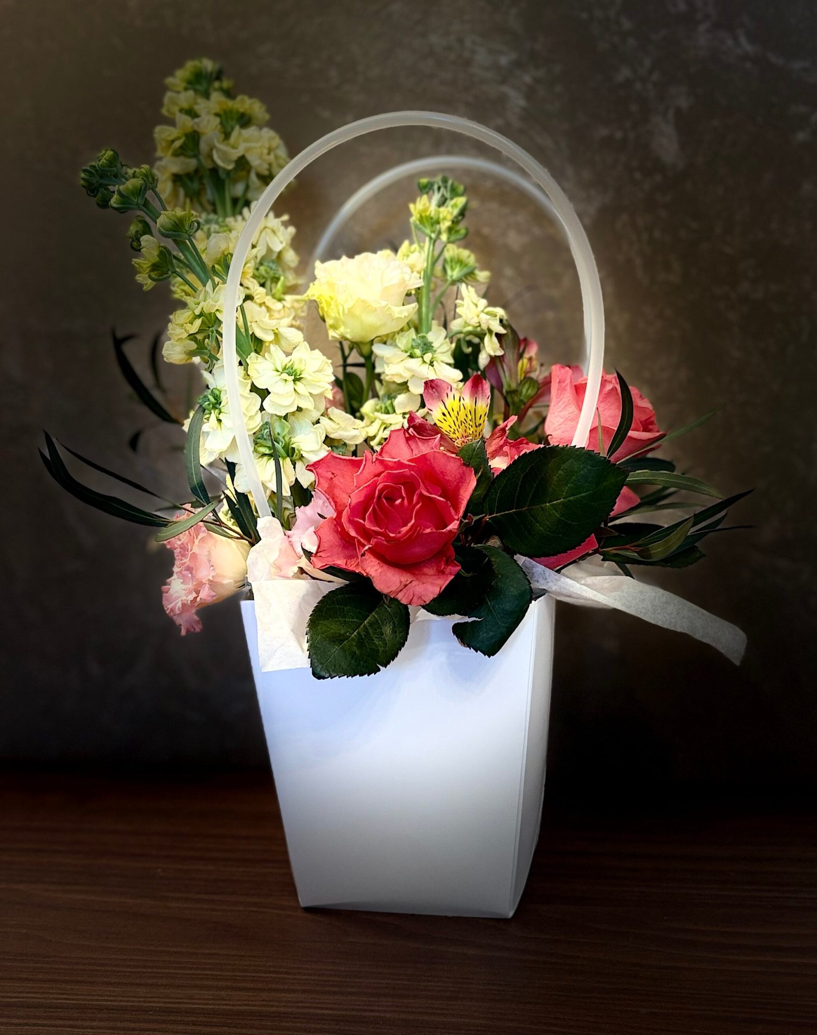 Aranjament “Flower Gift Bag Coral “