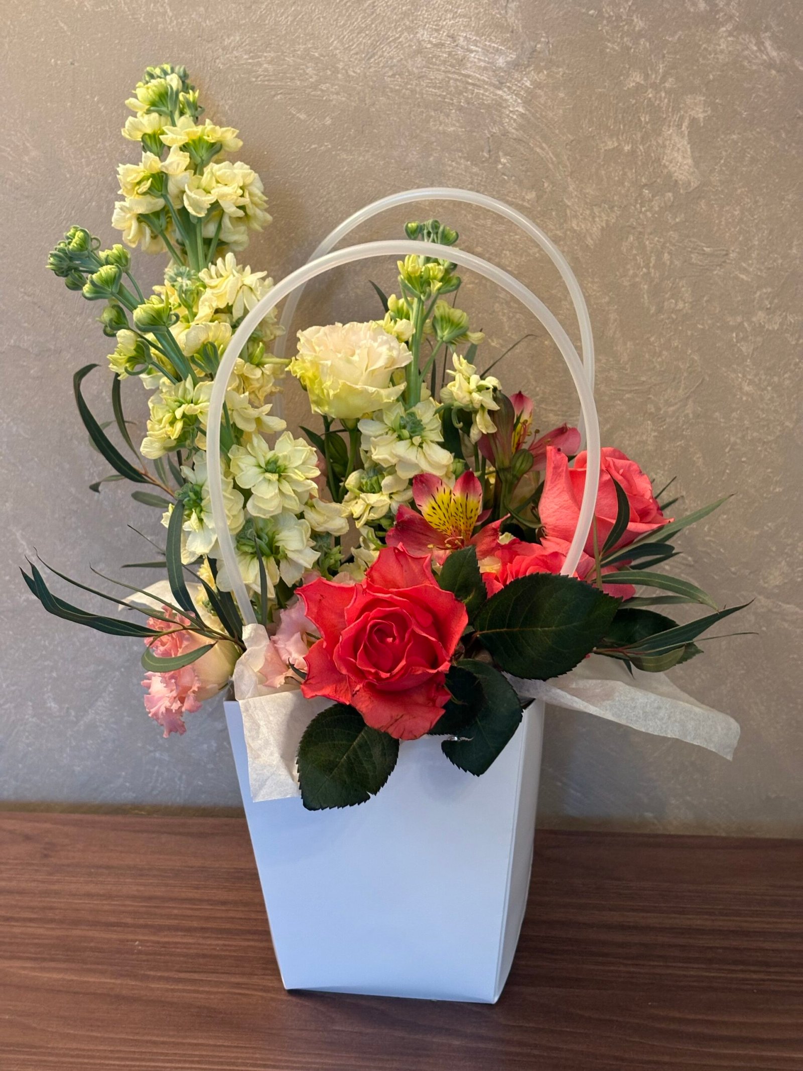 Aranjament “Flower Gift Bag Coral “ - imagine 4