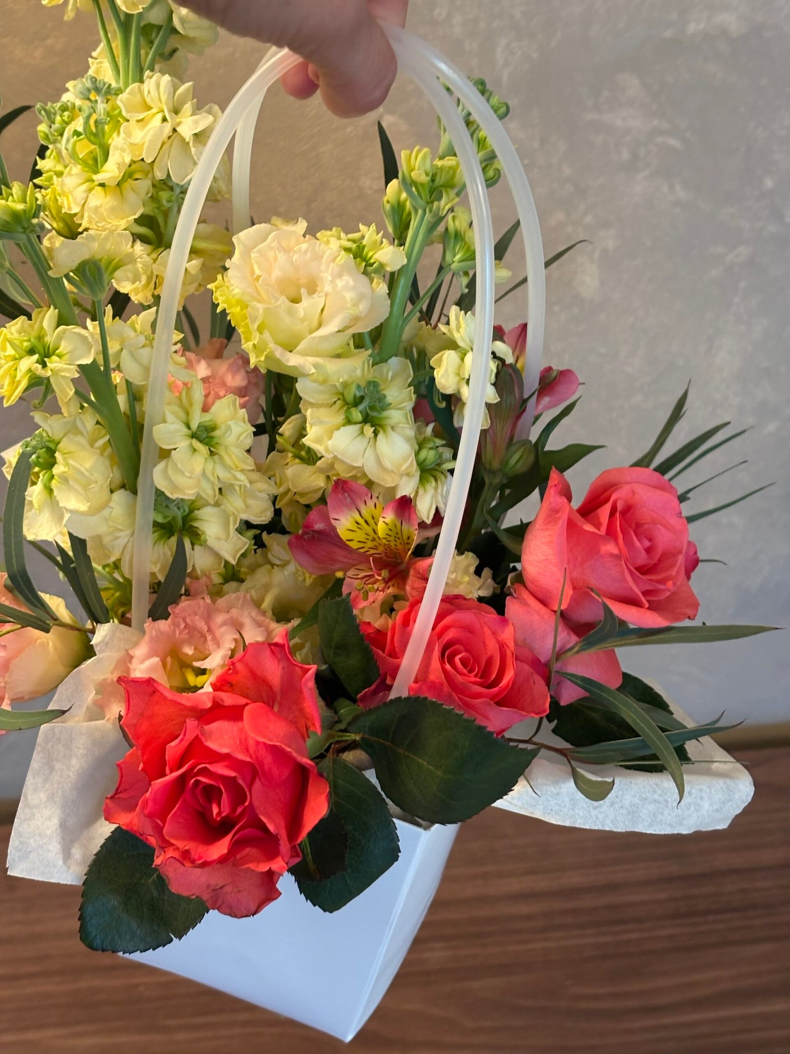 Aranjament “Flower Gift Bag Coral “ - imagine 2