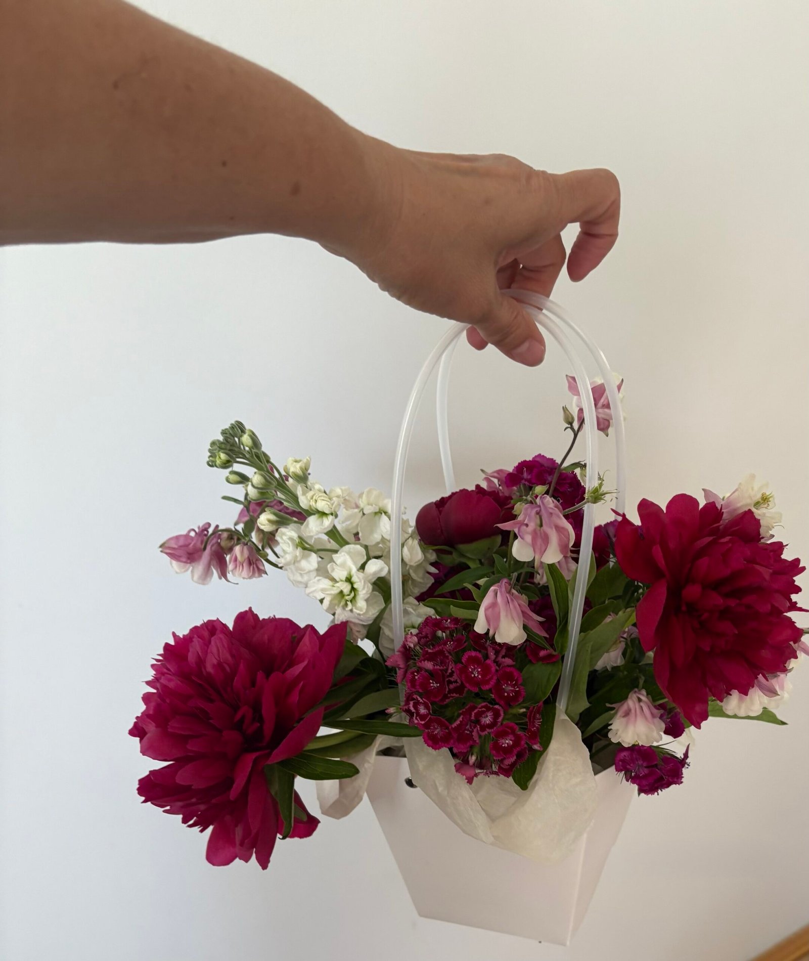 Aranjament Royal Peony Gift Basket - imagine 2