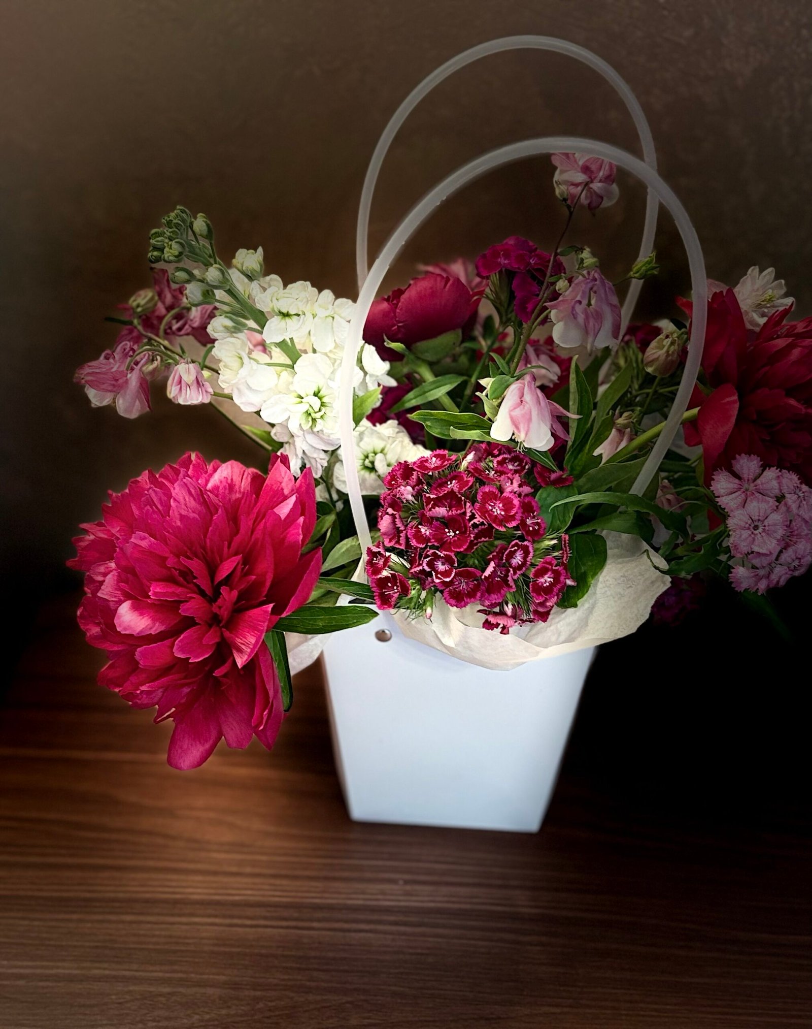 Aranjament Royal Peony Gift Basket - imagine 4