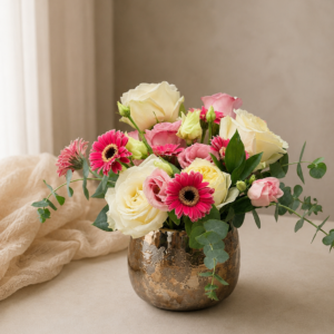 Rosé Charm – Aranjament Floral în Vază Decorativă